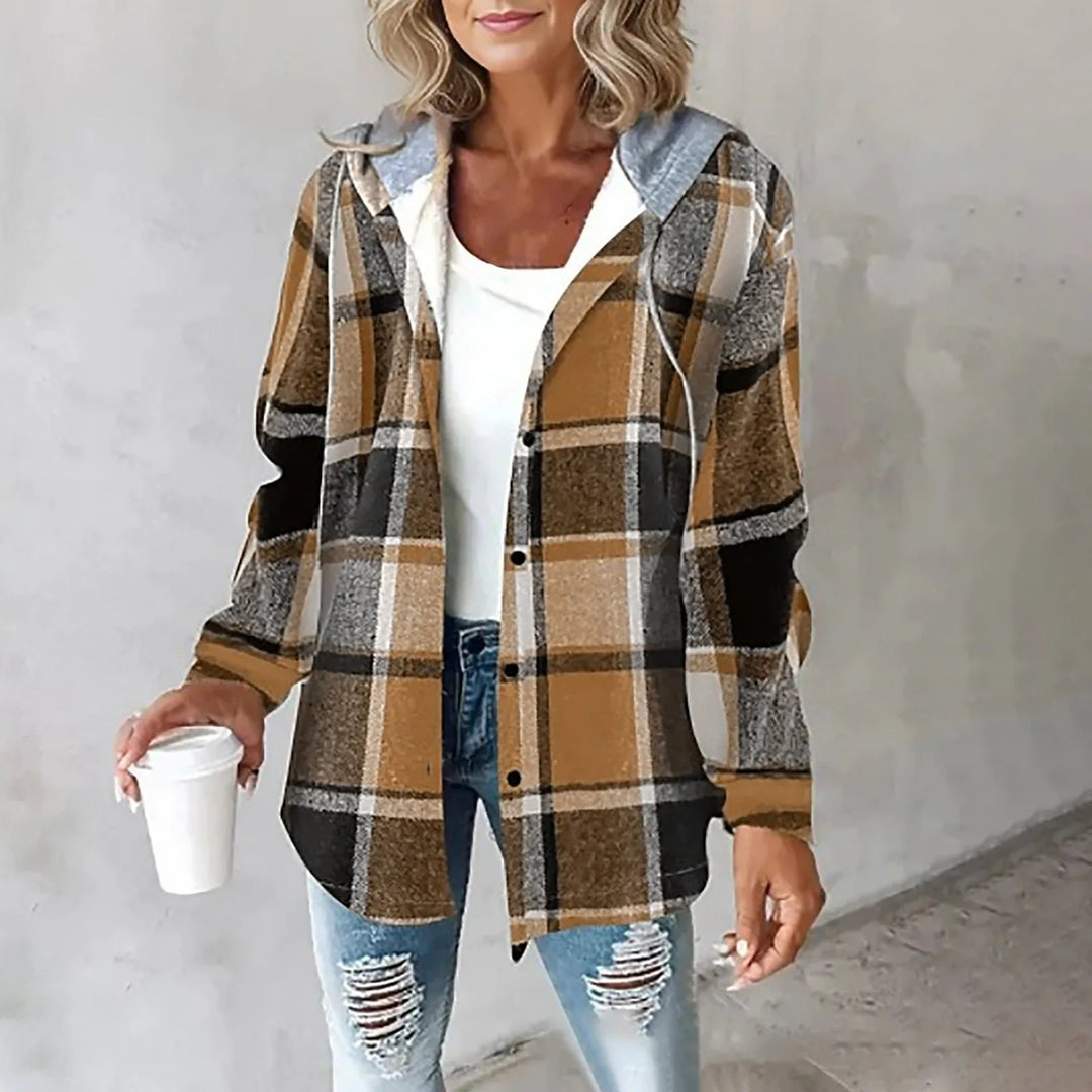 Damen Kapuzenjacke im braun-schwarzen Karomuster mit Knopfleiste und weicher Kapuze für einen lässigen Winter-Look.
