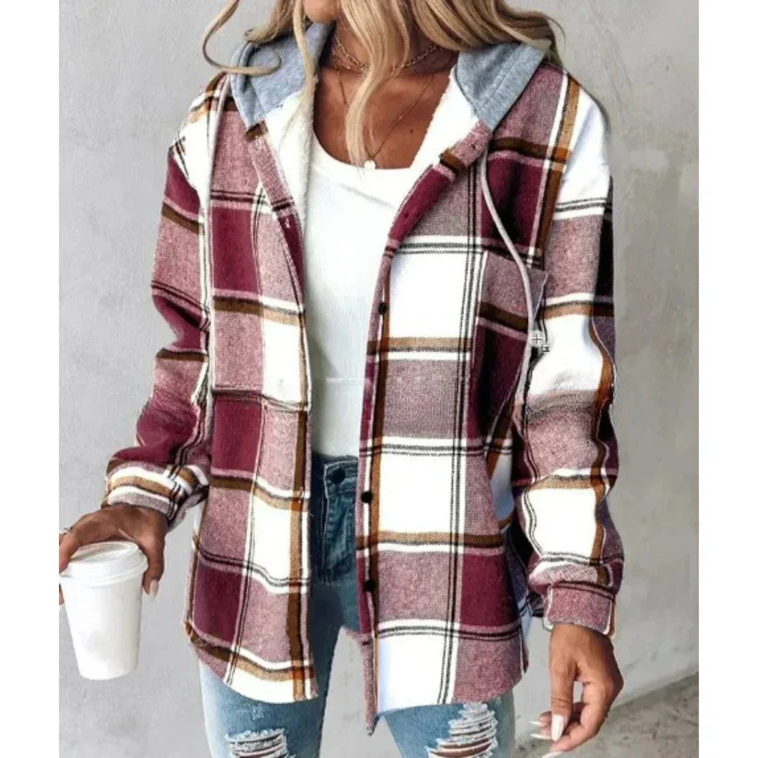 Damen Karo-Kapuzenjacke in Rot und Weiß mit Knopfleiste und grauer Kapuze im lässigen Winter-Look.