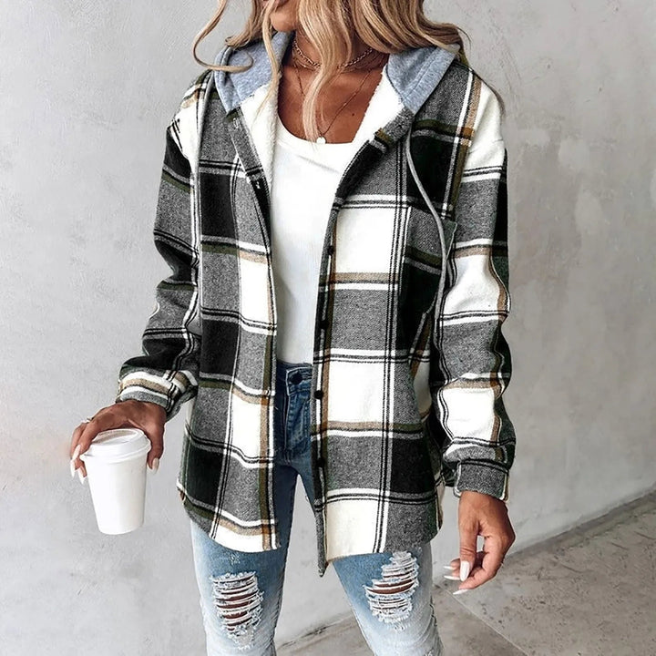 Damen Kapuzenjacke im grün-weißen Karomuster mit Knopfleiste und grauer Kapuze für einen lässigen Winter-Look.