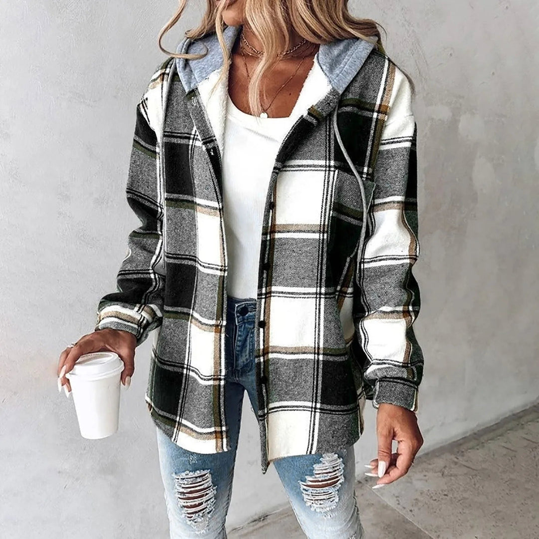 Damen Karo-Kapuzenjacke in Schwarz-Weiß mit Knopfleiste und grauer Kapuze für einen lässigen Winter-Look.