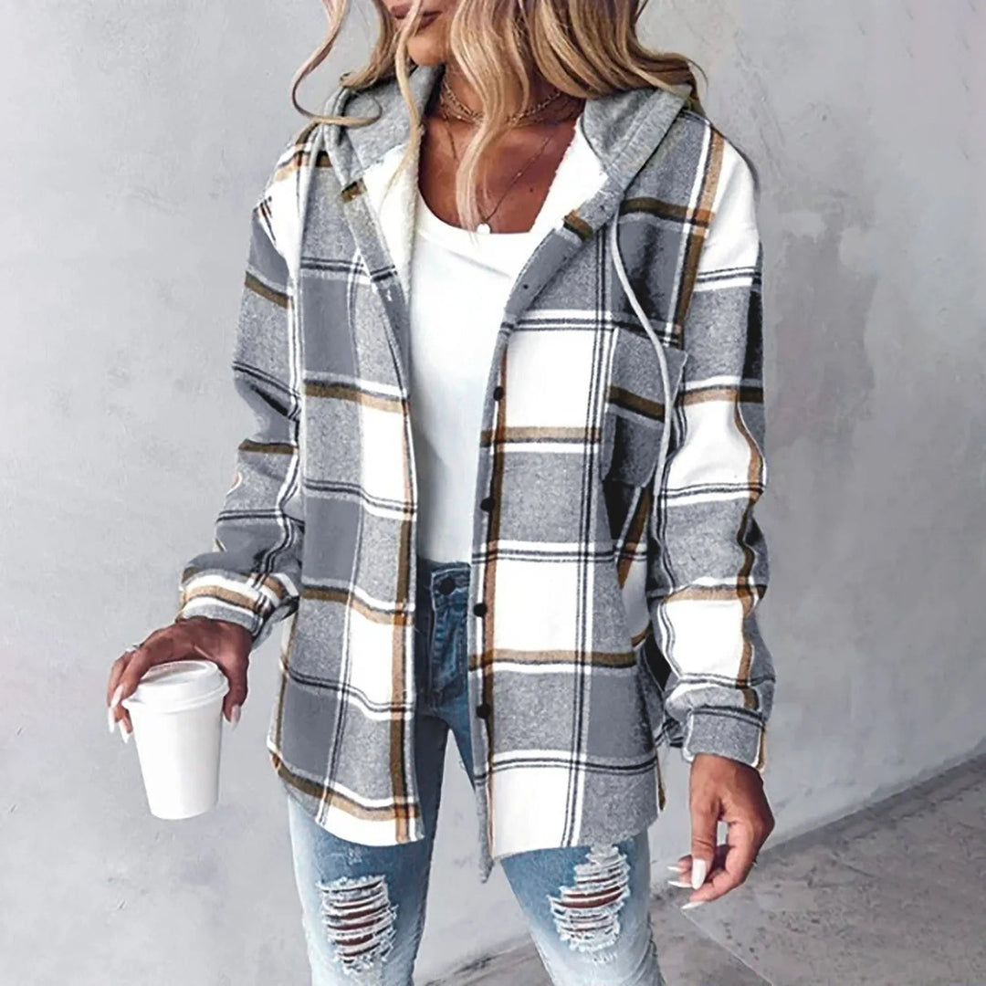 Damen Karo-Kapuzenjacke in Grau und Weiß mit Knopfleiste und Kordelzug, locker geschnitten für einen lässigen Winter-Look.