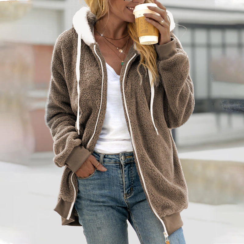 Braune Damen Teddy Fleecejacke mit Kapuze, Reissverschluss und weichem Innenfutter für kuschelige Wärme.