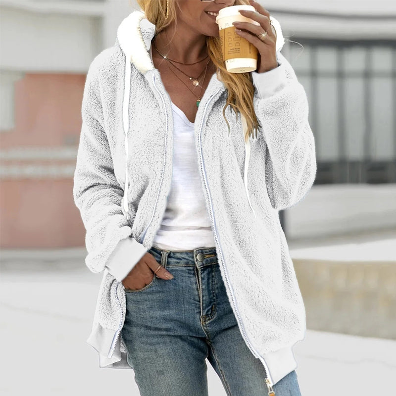 Weiße Damen Teddy-Fleecejacke mit Kapuze, Reißverschluss und kuscheligem Material für einen entspannten Look.