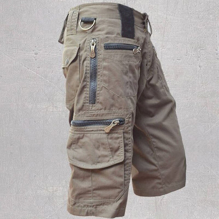 Braune Herren-Cargoshorts aus Baumwolle mit mehreren Reißverschlusstaschen und praktischem D-Ring für Outdoor-Aktivitäten.
