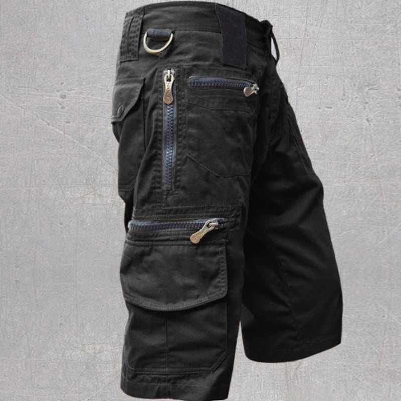 Schwarze Silvan Cargo Shorts aus Baumwolle mit mehreren Reißverschlusstaschen und praktischem D-Ring für Outdoor-Aktivitäten.