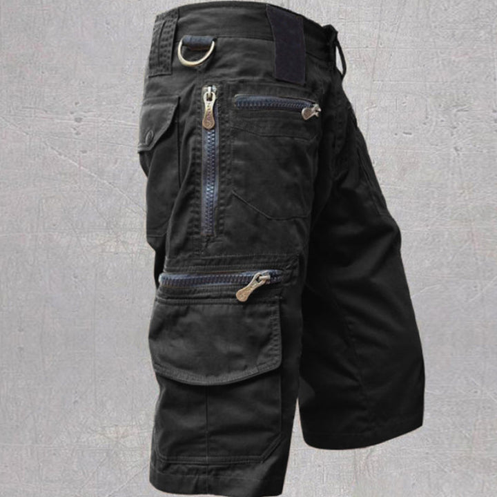 Schwarze Silvan Cargo Shorts aus Baumwolle mit mehreren Reißverschlusstaschen und praktischem D-Ring für Outdoor-Aktivitäten.