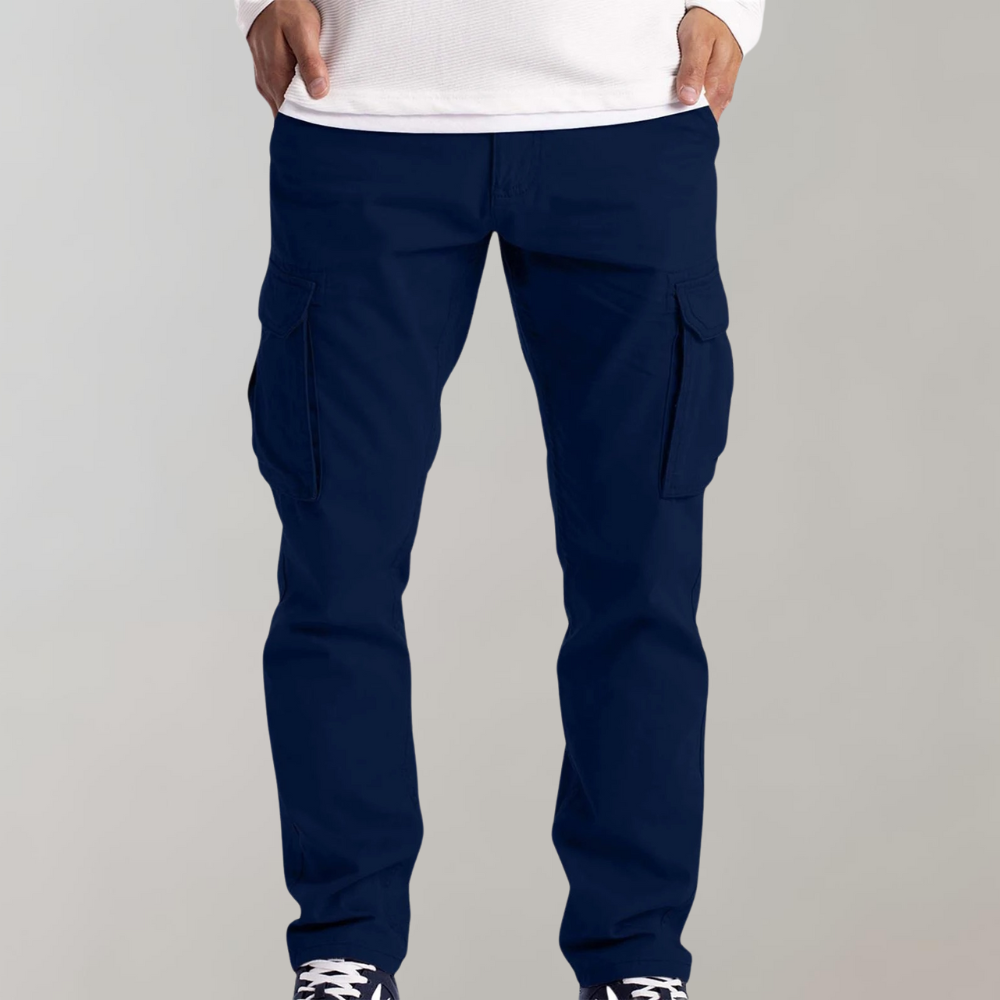 Dunkelblaue Silvan Herren-Cargohose mit praktischen Beintaschen und bequemem, geradem Schnitt aus robustem Baumwollmix.