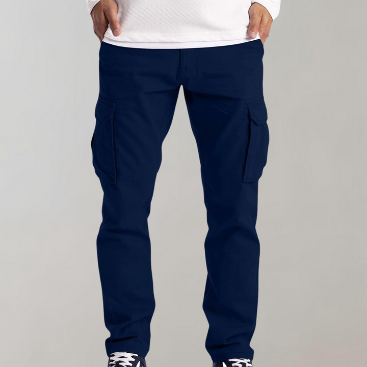 Dunkelblaue Silvan Herren-Cargohose mit praktischen Beintaschen und bequemem, geradem Schnitt aus robustem Baumwollmix.