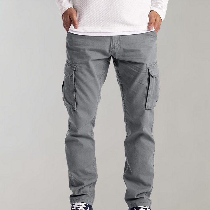 Graue Silvan Herren-Cargohose mit geradem Schnitt, praktischen Beintaschen und robustem Baumwollmix für maximalen Komfort.