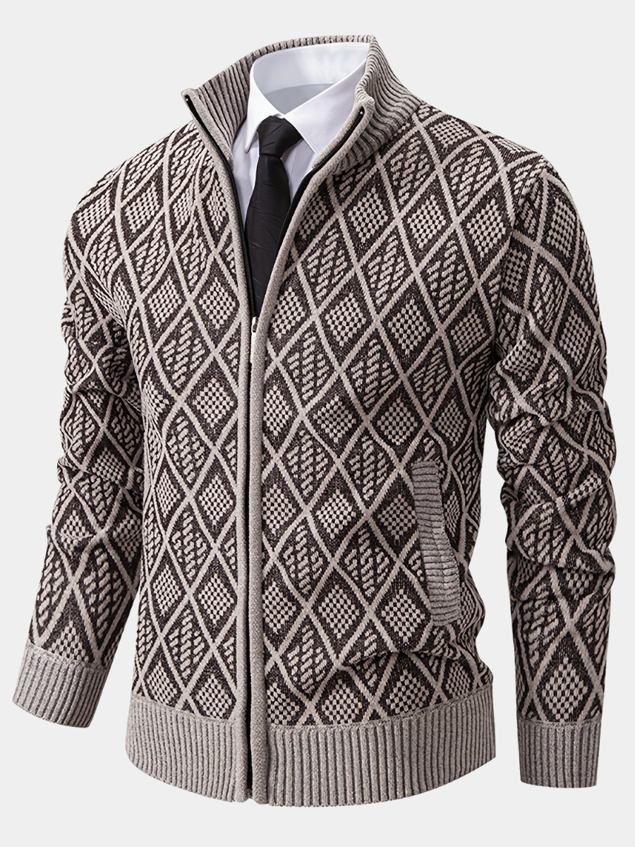 Braune Herren-Strickjacke mit Rautenmuster, Stehkragen und durchgehendem Reißverschluss über Hemd und Krawatte.