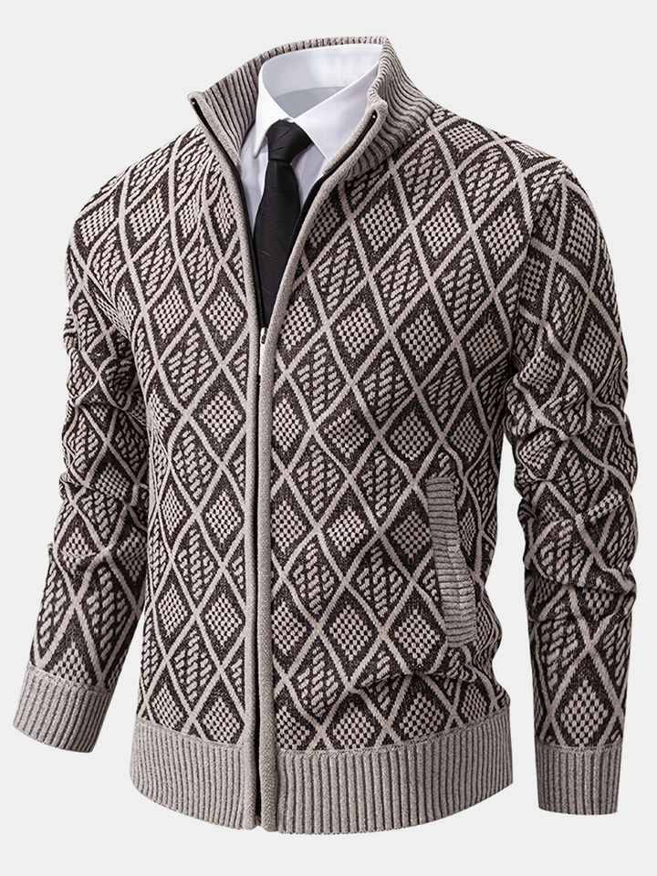Braune Herren-Strickjacke mit Rautenmuster, Stehkragen und durchgehendem Reißverschluss über Hemd und Krawatte.