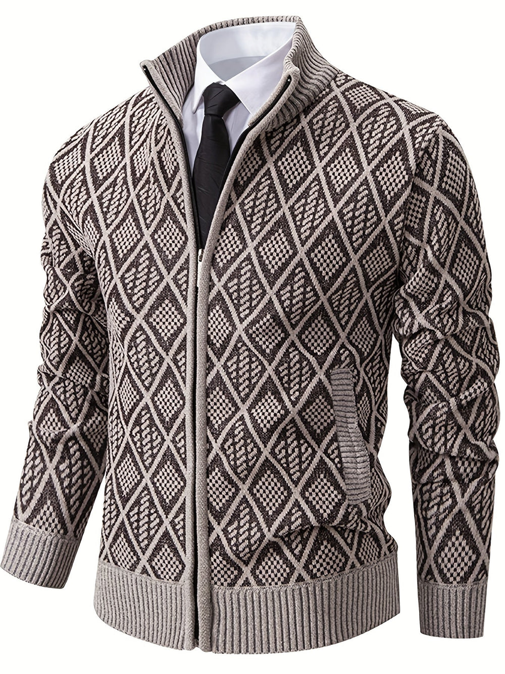 Braune Herren-Strickjacke mit Rautenmuster, Stehkragen und durchgehendem Reißverschluss über Hemd und Krawatte.