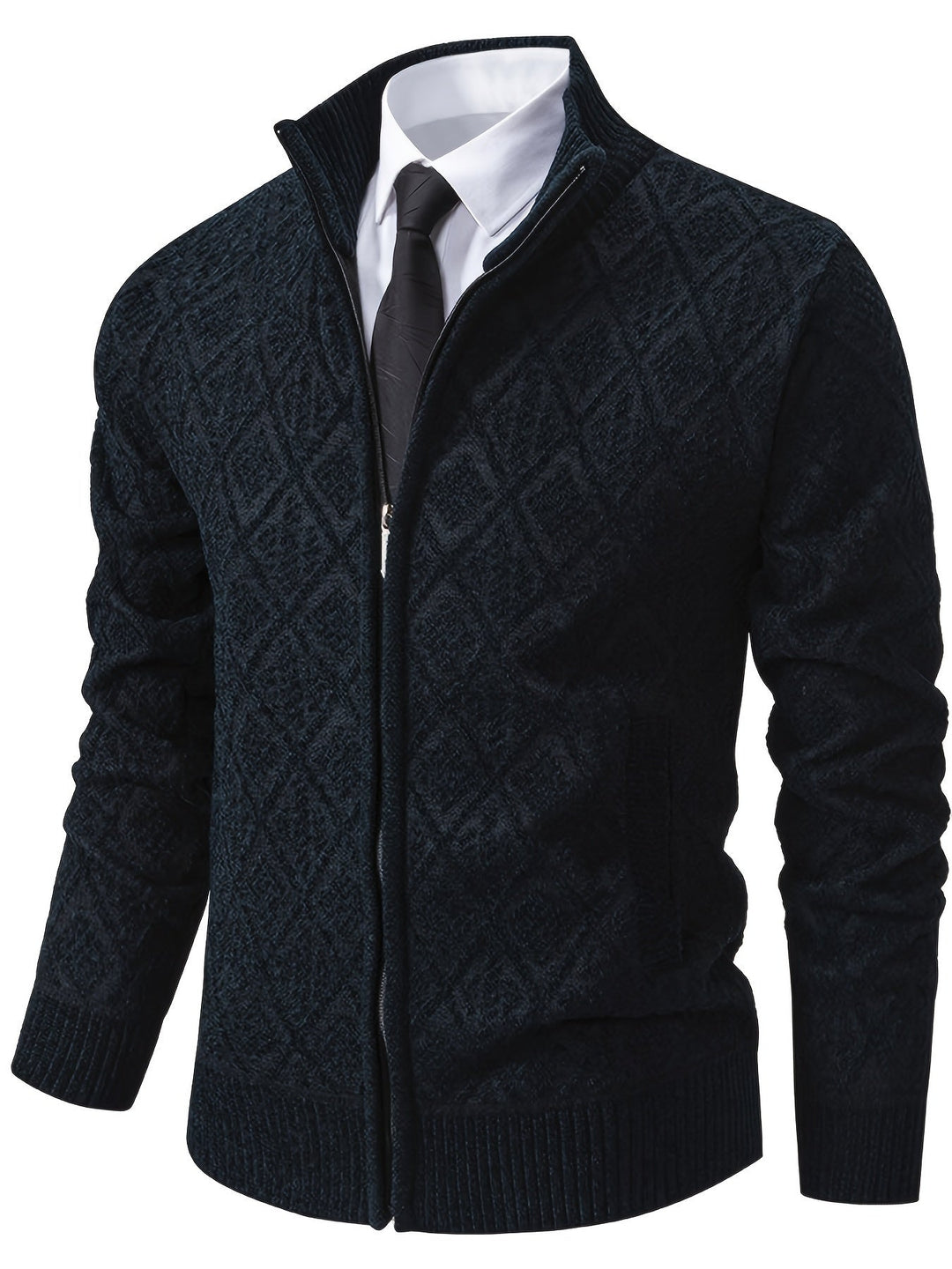 Dunkelblaue Herren-Strickjacke mit Rautenmuster, Stehkragen und durchgehendem Reißverschluss über weißem Hemd mit Krawatte.