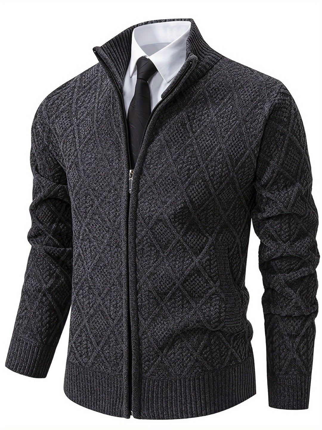 Dunkelgraue Herren-Strickjacke mit Rautenmuster, Stehkragen und durchgehendem Reißverschluss über Hemd und Krawatte.