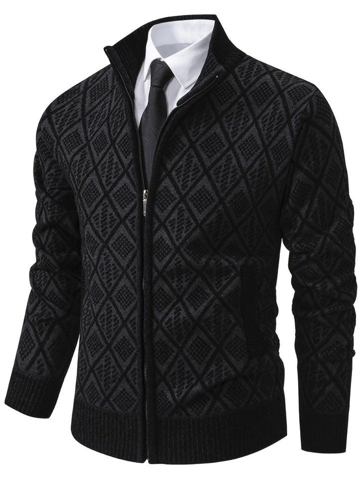 Schwarze Herren-Strickjacke mit Rautenmuster, Stehkragen und durchgehendem Reißverschluss über weißem Hemd mit Krawatte.