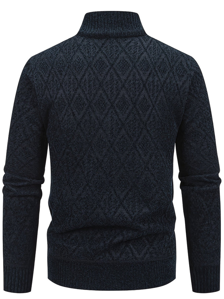 Dunkelblaue Herren-Strickjacke mit Stehkragen und strukturiertem Rautenmuster in der Rückenansicht.