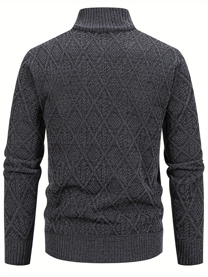 Dunkelgraue Herren-Strickjacke mit Stehkragen und strukturiertem Rautenmuster in der Rückenansicht.