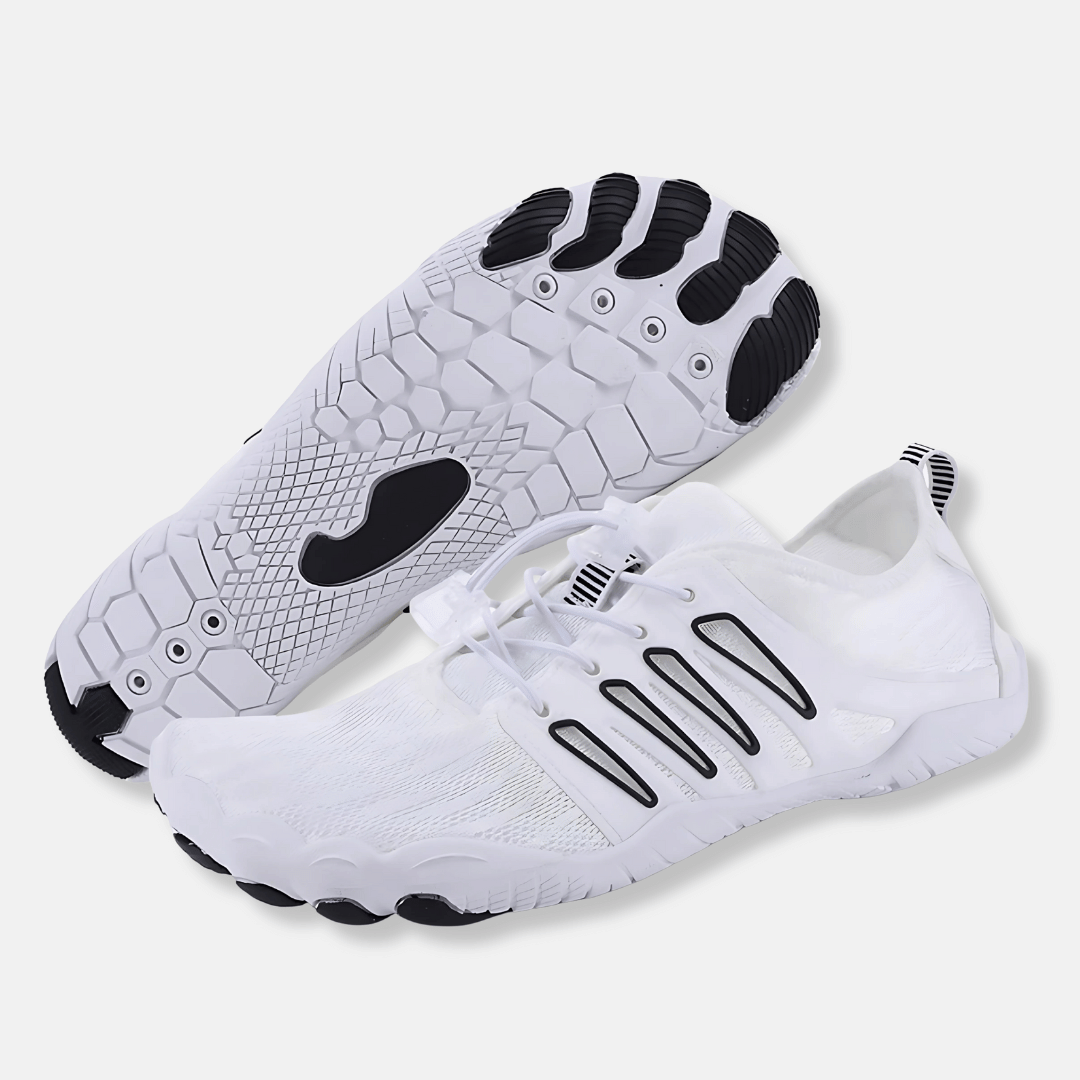 Weiße Simon Barfuß-Wasserschuhe mit atmungsaktivem Mesh-Obermaterial und griffiger, flexibler Sohle für optimalen Halt.