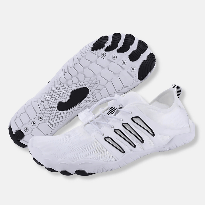 Weiße Simon Barfuß-Wasserschuhe mit atmungsaktivem Mesh-Obermaterial und griffiger, flexibler Sohle für optimalen Halt.
