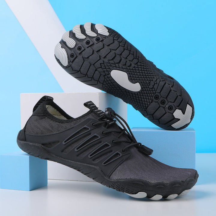 Schwarze Simon Barfuß-Wasserschuhe mit atmungsaktivem Obermaterial, Schnellschnürsystem und griffiger Profilsohle.