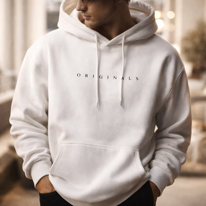 Weißer Relaxed-Fit Herren-Hoodie mit Kapuze, Kordelzug, Kängurutasche und schwarzem Originals-Schriftzug auf der Brust.