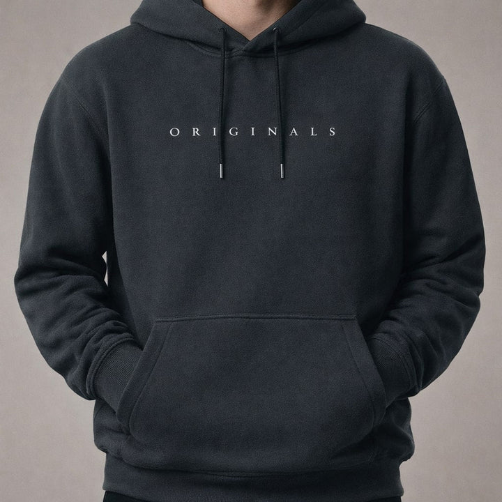 Schwarzer Relaxed-Fit Herren-Hoodie mit Kapuze, Kängurutasche und weißem Originals-Schriftzug auf der Brust.