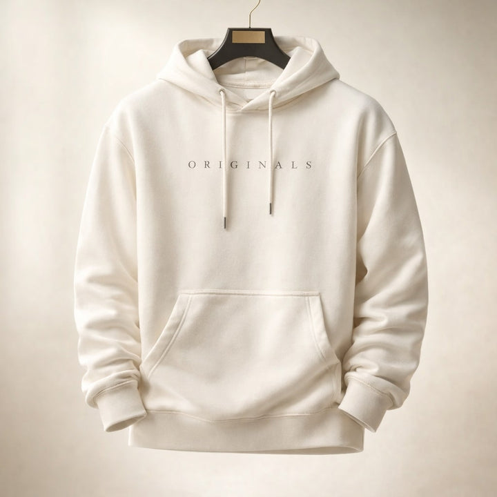 Cremeweißer Herren-Hoodie im Relaxed Fit mit Kapuze, Kordelzug, Kängurutasche und „ORIGINALS“-Schriftzug auf der Brust.