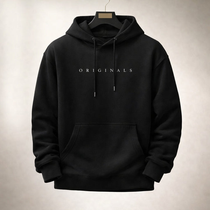 Schwarzer Relaxed-Fit Herren-Hoodie mit Kapuze, Kordelzug, Kängurutasche und weißem Originals-Schriftzug auf der Brust.
