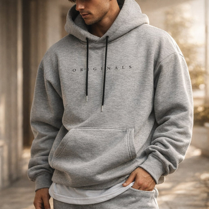 Grauer Relaxed Fit Herren-Hoodie mit Kapuze, Kordelzug und Kängurutasche im lässigen Design.