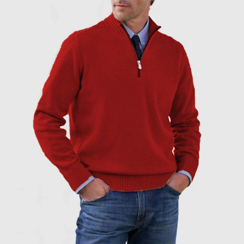 Roter Herren-Strickpullover mit Stehkragen, Viertel-Reißverschluss und gerippten Bündchen für einen eleganten Layering-Look.