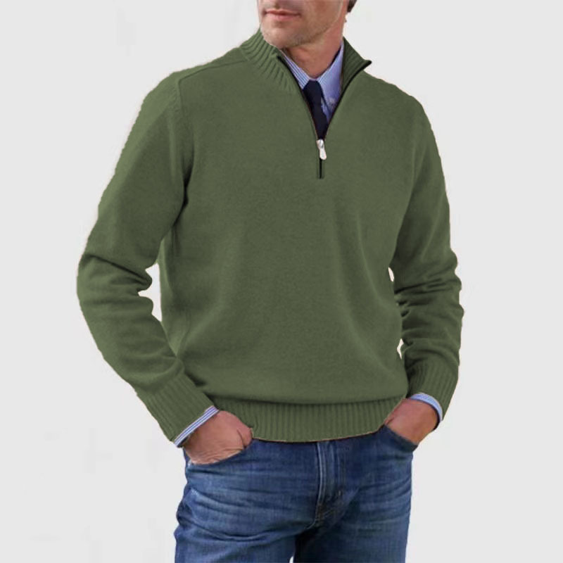 Olivgrüner Herren-Strickpullover mit Stehkragen und Viertel-Reißverschluss, kombiniert mit Hemd und Jeans.