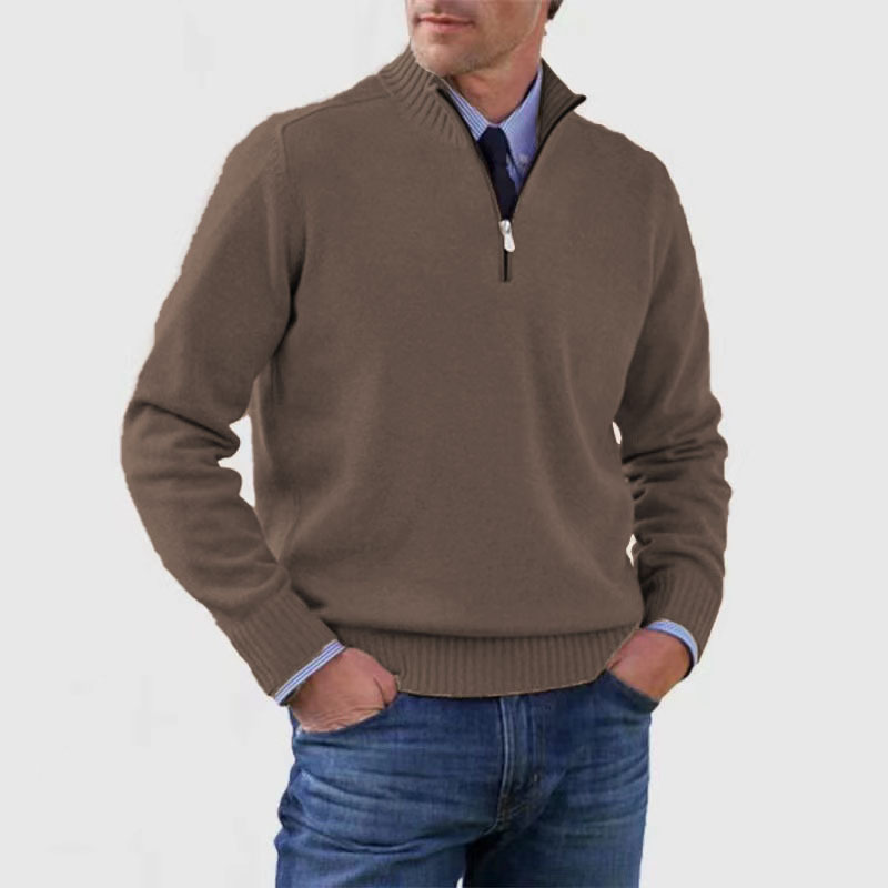 Brauner Herren-Strickpullover mit Stehkragen, Viertel-Reißverschluss und gerippten Bündchen für einen eleganten Layering-Look.