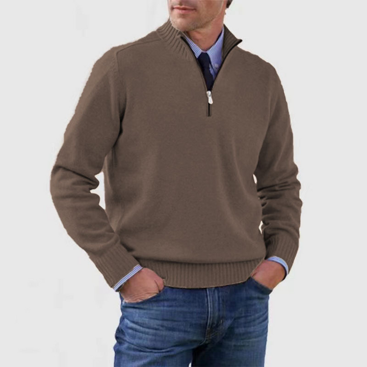 Brauner Herren-Strickpullover mit Stehkragen, Viertel-Reißverschluss und gerippten Bündchen für einen eleganten Layering-Look.