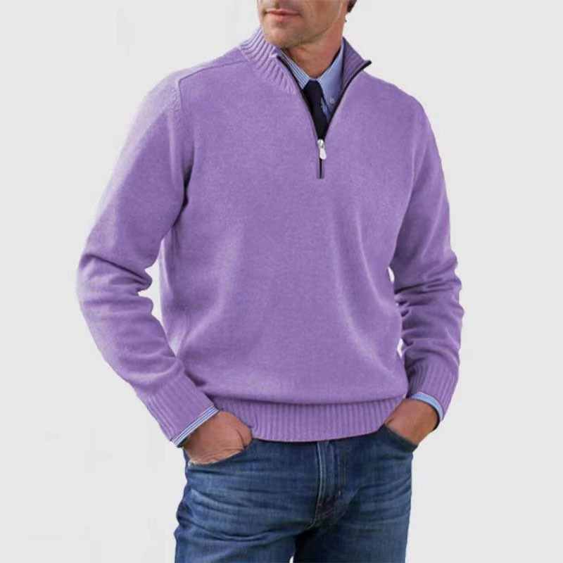 Fliederfarbener Herren-Strickpullover mit Stehkragen, Viertel-Reißverschluss und gerippten Bündchen für einen eleganten Look.