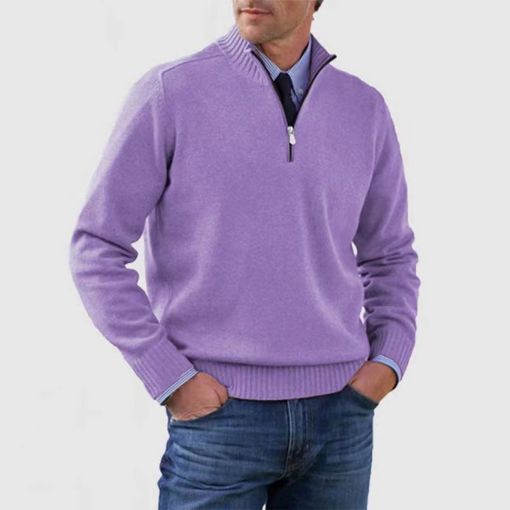 Fliederfarbener Herren-Strickpullover mit Stehkragen, Viertel-Reißverschluss und gerippten Bündchen für einen eleganten Look.