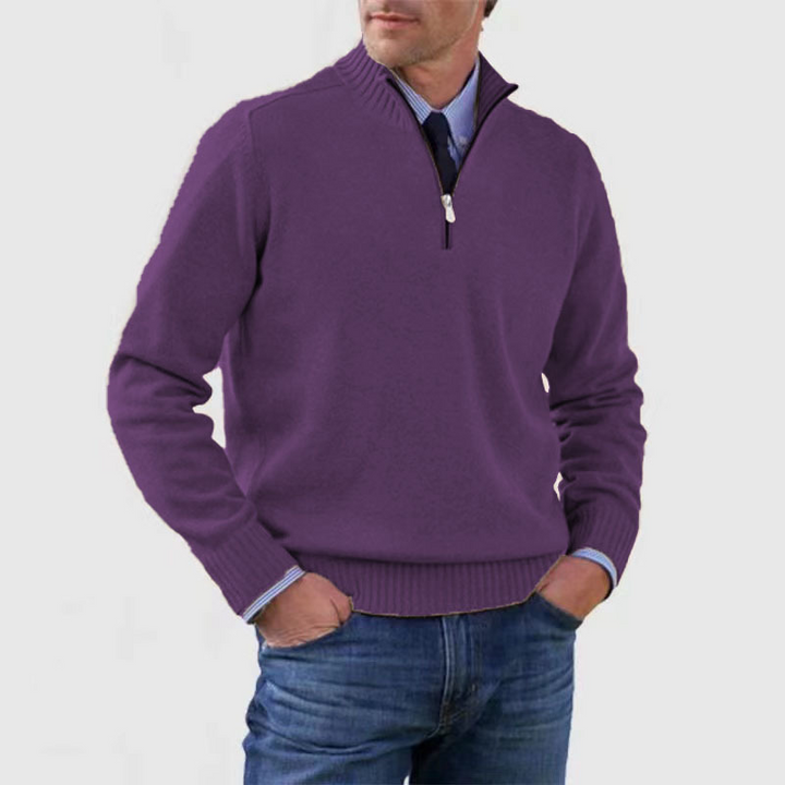 Violetter Herren-Strickpullover mit Stehkragen und praktischem Viertel-Reißverschluss für einen eleganten Layering-Look.