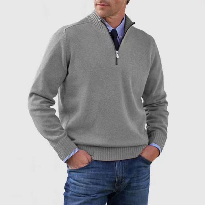 Grauer Herren-Strickpullover mit Stehkragen, Viertel-Reißverschluss und gerippten Bündchen für einen eleganten Layering-Look.