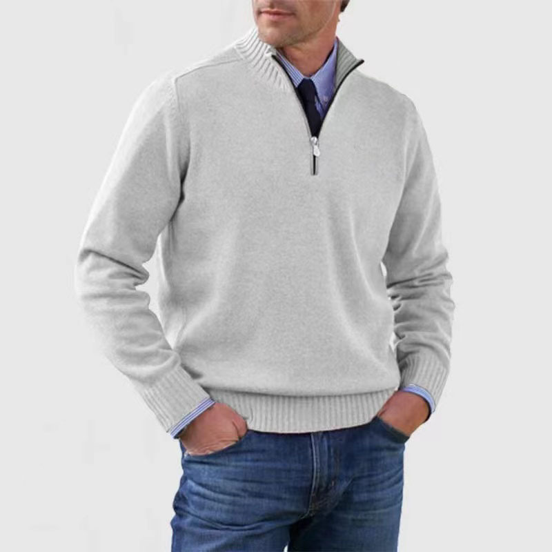 Grauer Herren-Strickpullover mit Stehkragen, Viertel-Reißverschluss und gerippten Bündchen für einen eleganten Layering-Look.