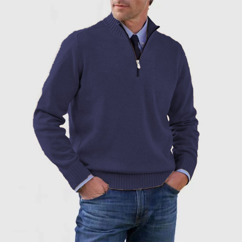 Dunkelblauer Herren-Strickpullover mit Stehkragen, Viertel-Reißverschluss und gerippten Bündchen für einen eleganten Look.