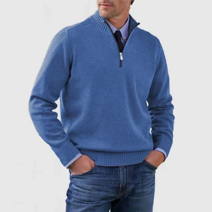 Blauer Herren-Strickpullover mit Stehkragen und Viertel-Reißverschluss, gerippte Bündchen, ideal für stilvolles Layering.