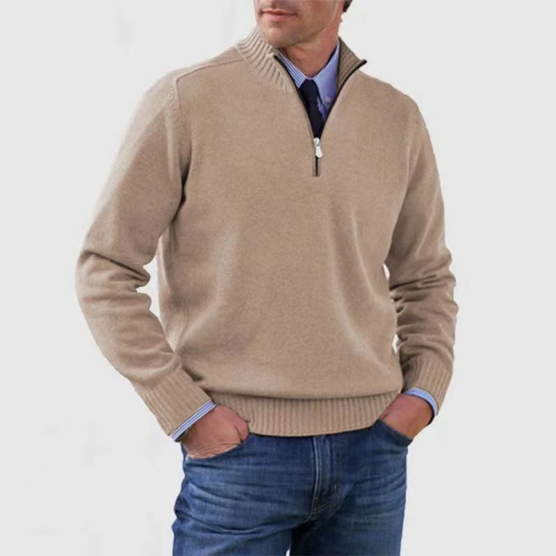 Beiger Herren-Strickpullover mit Stehkragen, Viertel-Reißverschluss und gerippten Bündchen für einen eleganten Layering-Look.