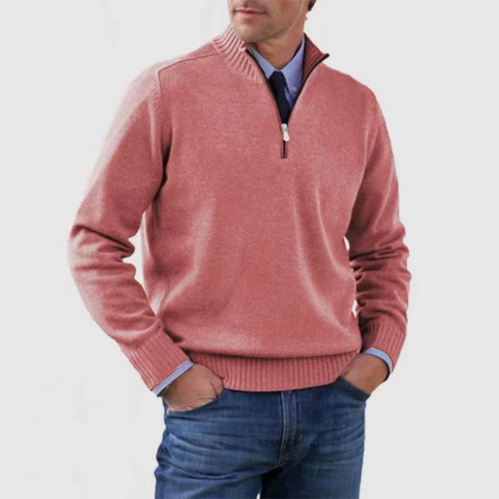 Lachsfarbener Herren-Strickpullover mit Stehkragen, Viertel-Reißverschluss und gerippten Bündchen für einen eleganten Look.