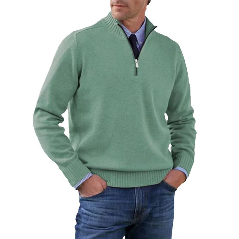 Hellgrüner Herren-Strickpullover mit Stehkragen, Viertel-Reißverschluss und gerippten Bündchen für einen eleganten Look.