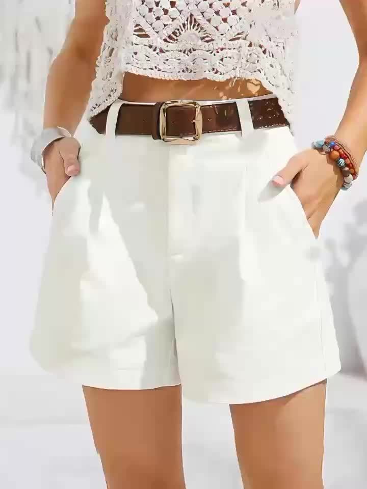 Weiße Sophia Leinen-Shorts mit hoher Taille, Seitentaschen und braunem Gürtel