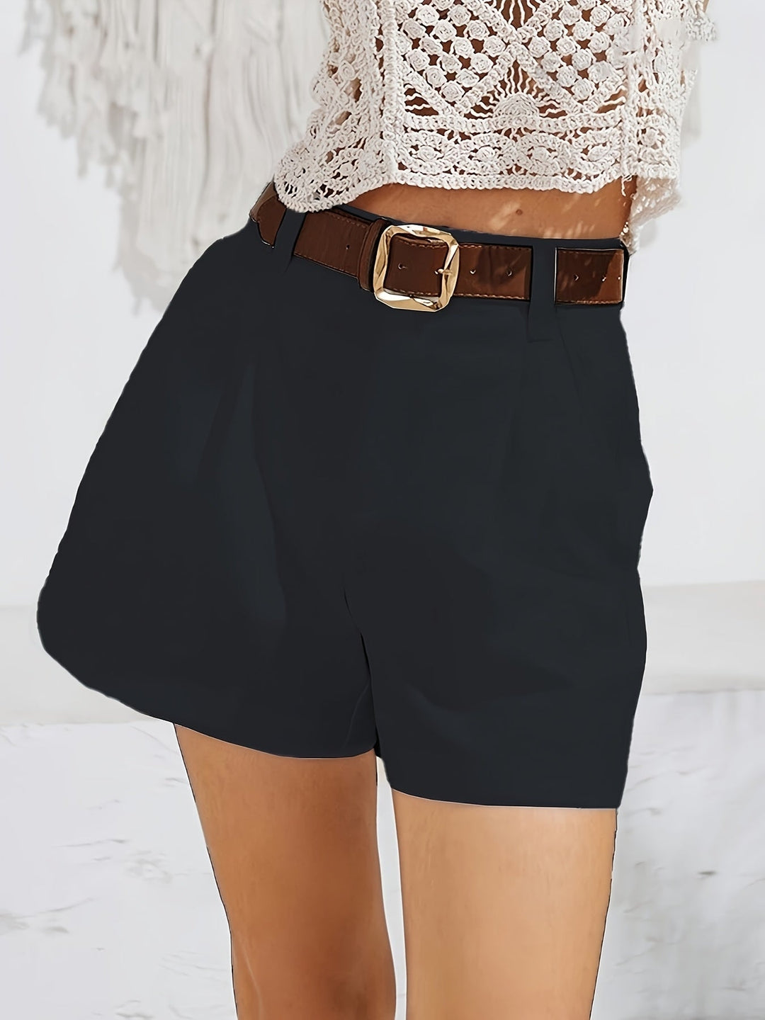 Schwarze Sophia Leinen-Shorts mit hoher Taille und braunem Gürtel