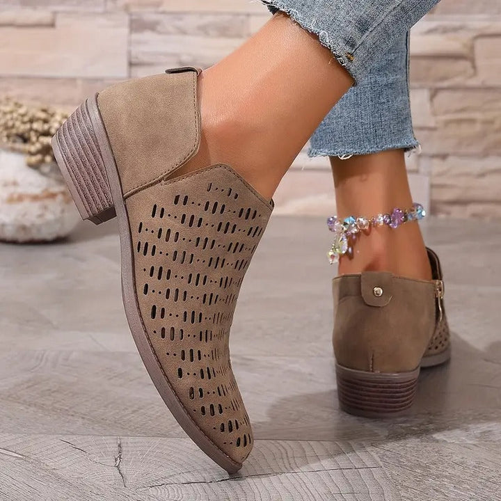 Beige Damen-Stiefeletten mit Cut-Out-Muster, seitlichem Reißverschluss und niedrigem Blockabsatz für den Sommer.