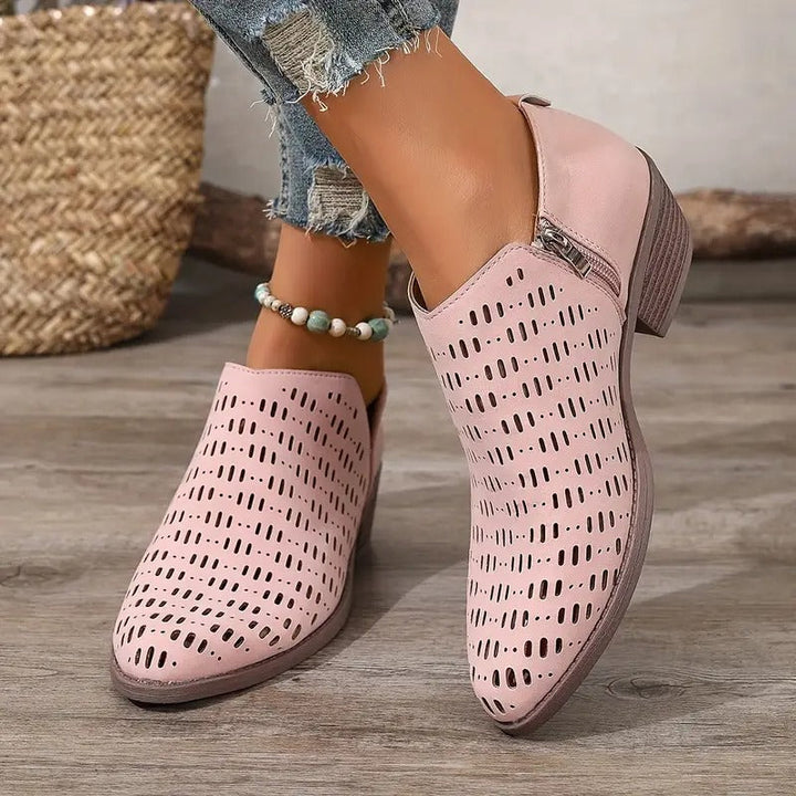 Rosa Damen-Stiefeletten mit Cut-Out-Muster, seitlichem Reißverschluss und niedrigem Blockabsatz für den Sommer.