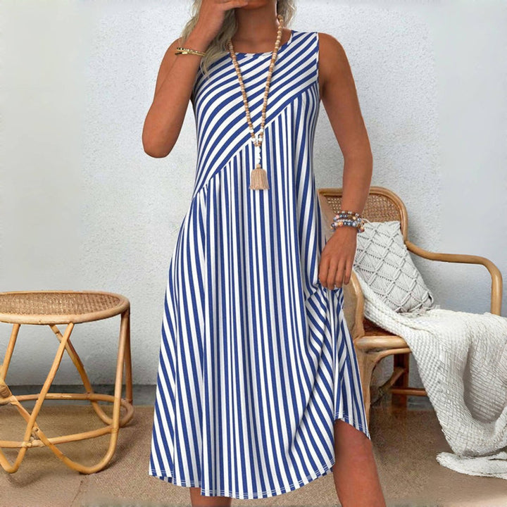Ärmelloses Midikleid mit blau-weißem Streifenmuster in A-Linien-Schnitt für einen maritimen Sommerlook.