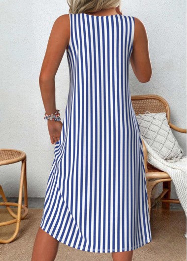 Ärmelloses Midikleid mit blau-weißem Streifenmuster in lockerer A-Linien-Passform für den Sommer.