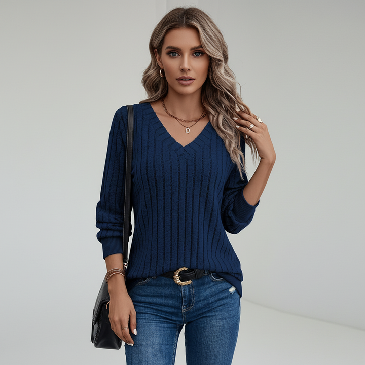 Dunkelblaues Sophie Langarm-Shirt mit femininem V-Ausschnitt und strukturierter Rippoptik für einen eleganten Look.